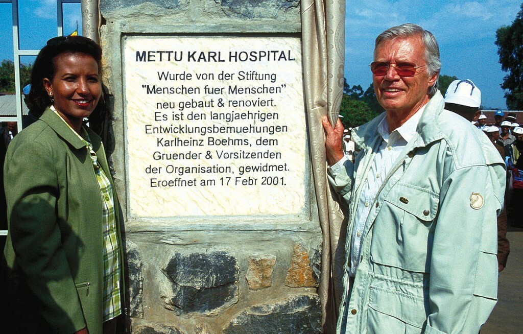 Almaz und Karlheinz Böhm vor dem Mettu-Karl-Spital