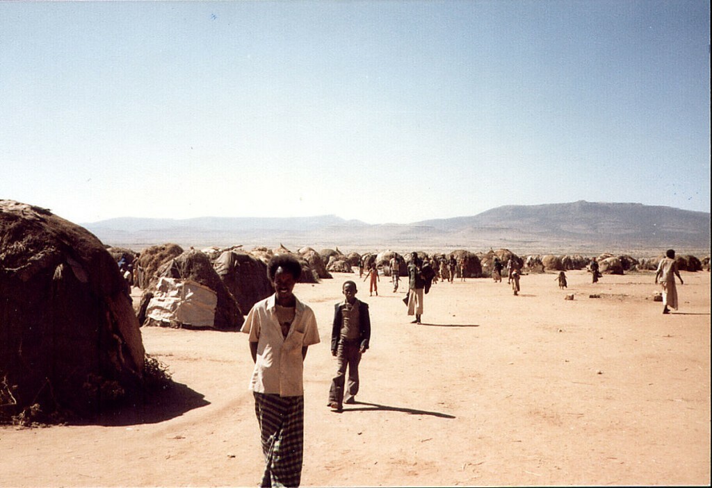 Menschen im Flüchtlingslager in Babile