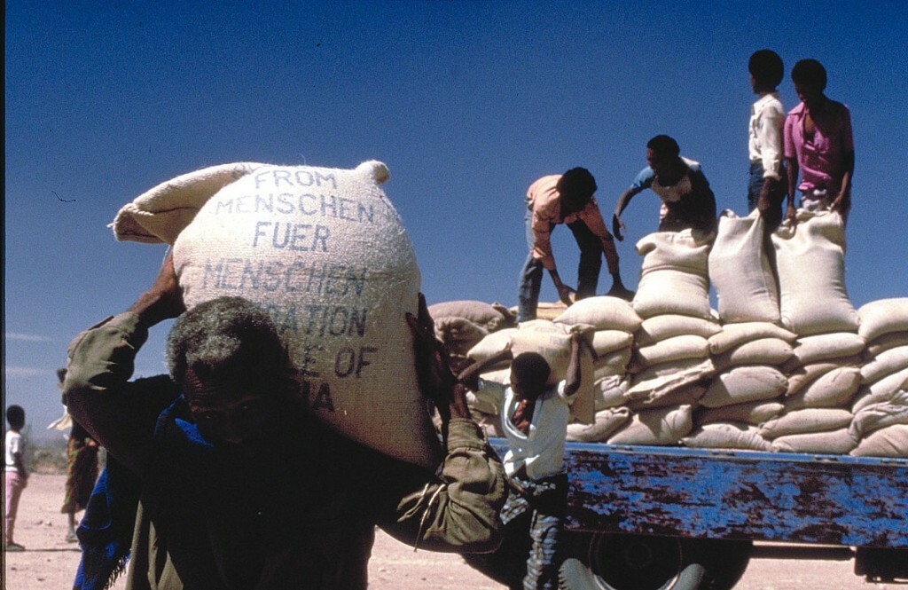 Hungerkatastrophe 1984: Menschen tragen Getreidesäcke vom Lastwagen