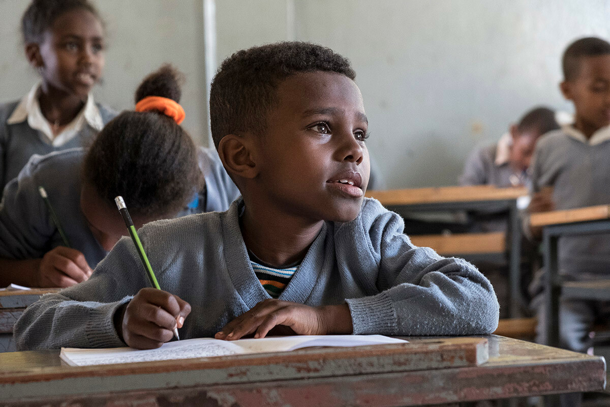Junge in der Schule in Äthiopien