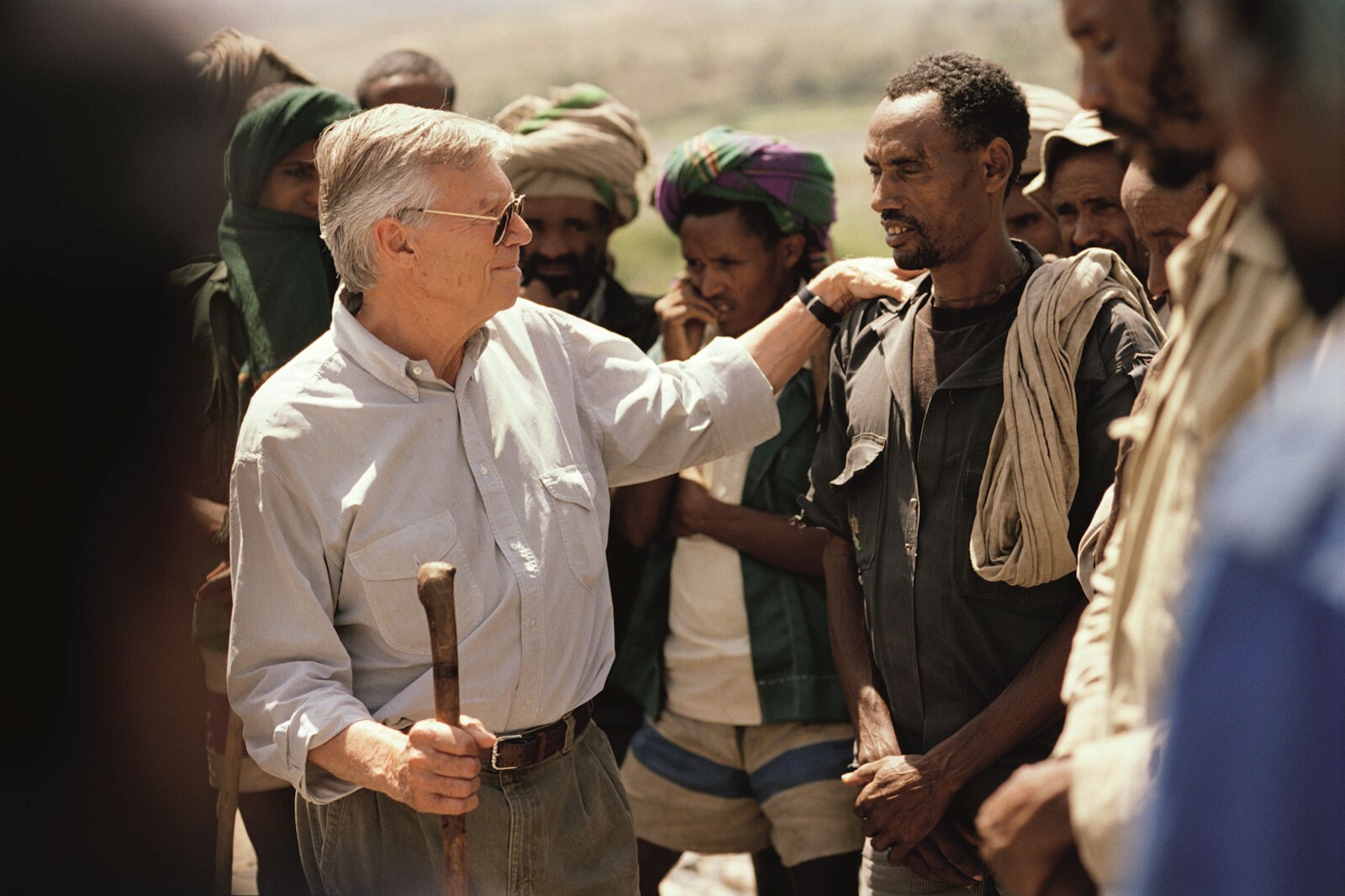 Karlheinz Böhm mit lokalem Bewohner aus Äthiopien