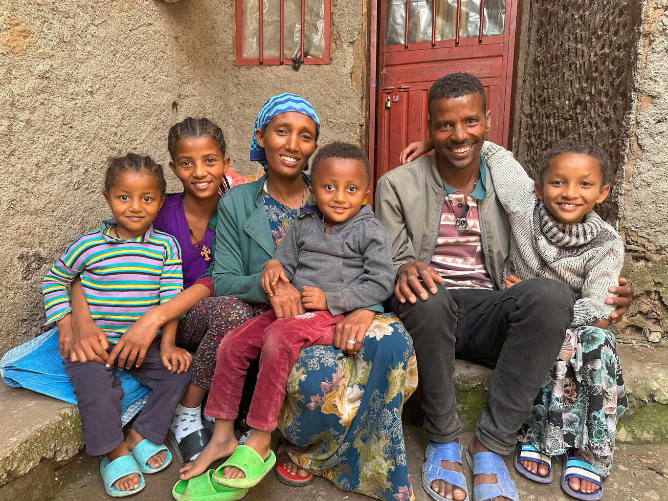 Äthiopische Familie mit 4 Kindern. Sosina Sisay und ihr Mann Abush Tesfaye konnten sich aus der Armut befreien