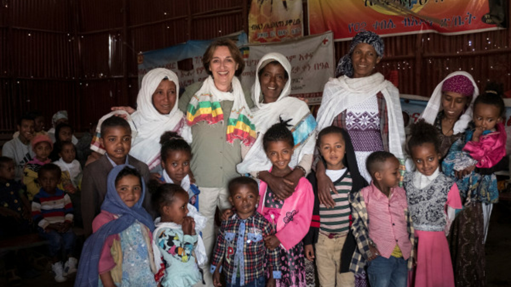 Geschäftsführerin Josefine Kamm trifft Mütter die einen Kleinkredit der Stiftung Menschen für Menschen erhalten haben in Debre Berhan