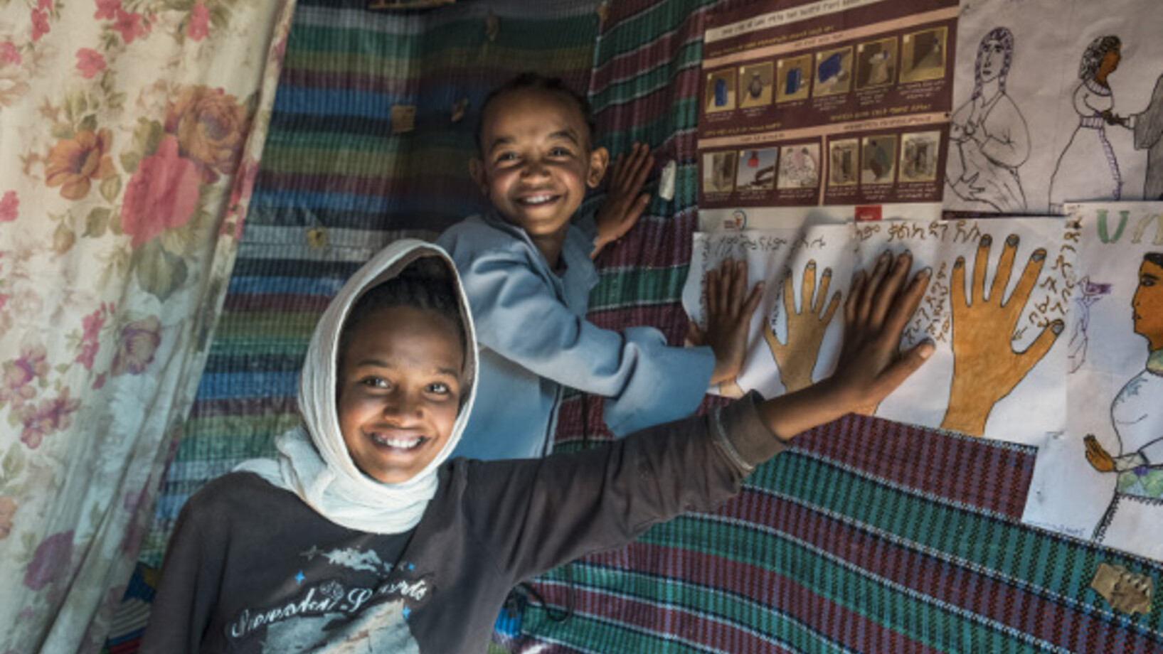 Kinder zeigen gesunde Hände Äthiopien Menschen für Menschen