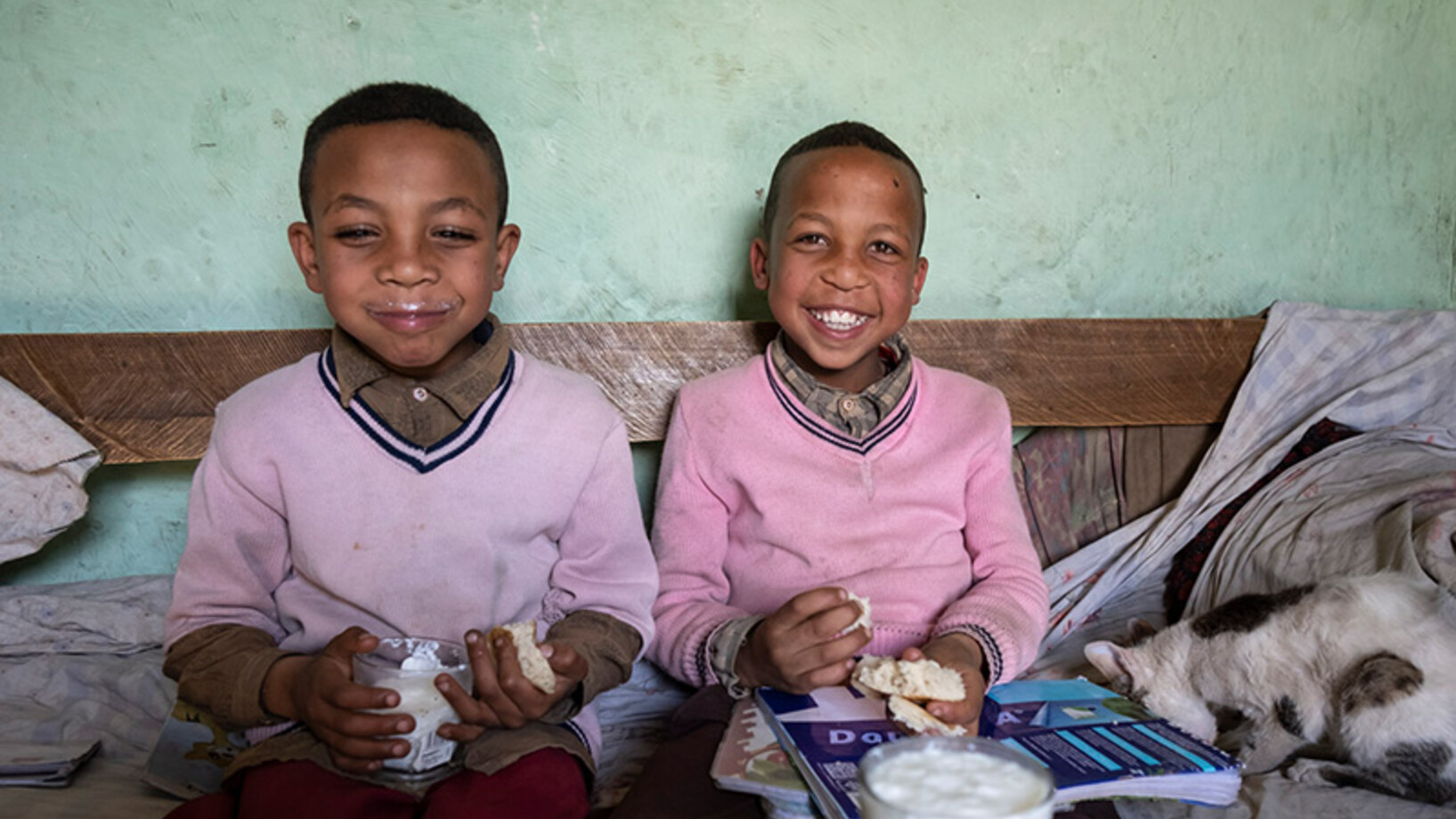 Kinder beim Milch trinken - Stiftung Menschen für Menschen