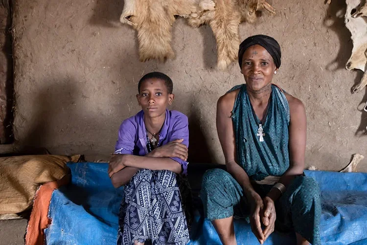 Mutter und Tochter Aster Mande | Stiftung Menschen für Menschen Mutter und Tochter sitzen auf ihrem Bett