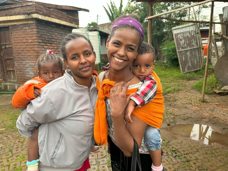 Hauswirtschaftsabsolventin Meseret aus Addis Abeba, Äthiopien | Stiftung Menschen-fuer-Menschen Hauswirtschaftsabsolventin Meseret mit einer Mitstudentin