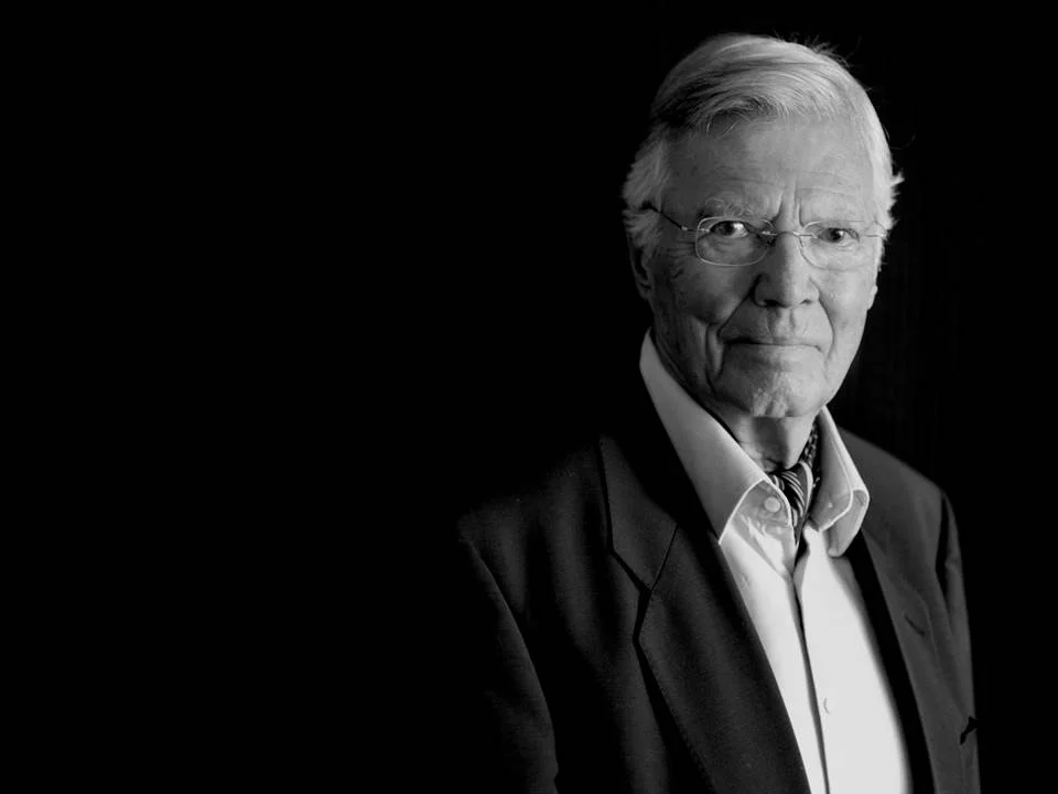 Portrait von Karlheinz Böhm in schwarz-weiss