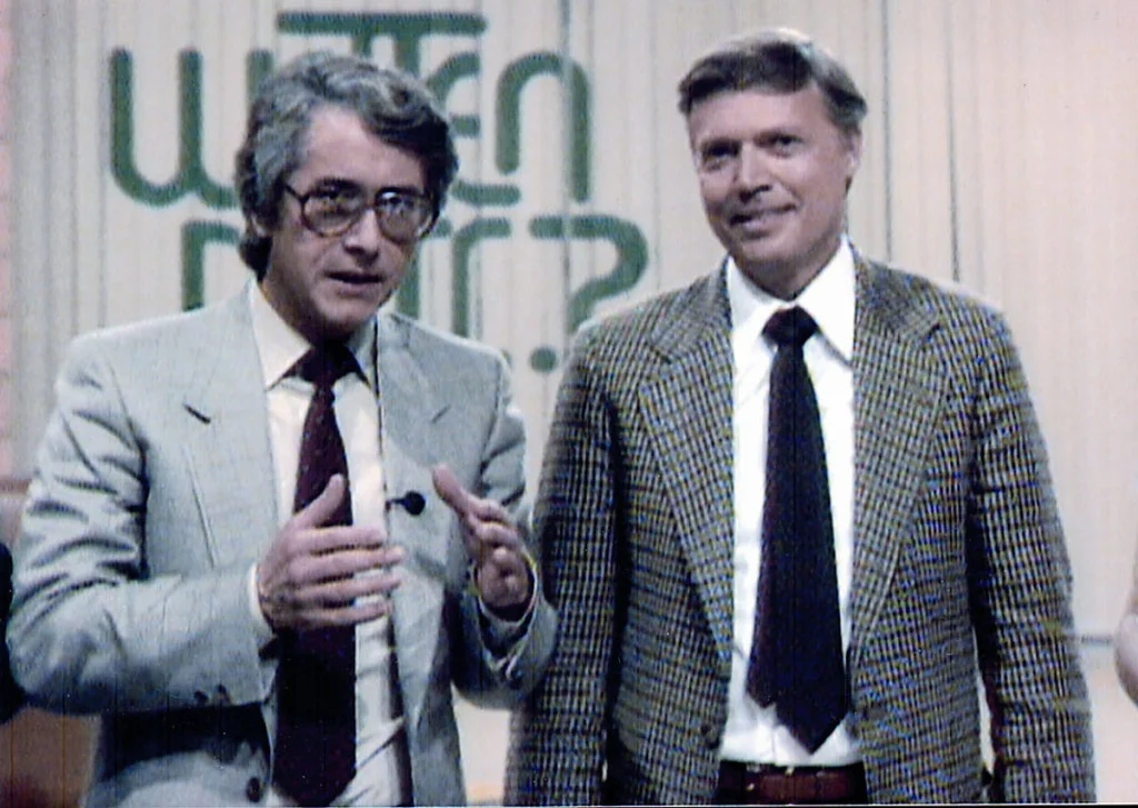 Karlheinz Böhm steht neben TV-Moderator Frank Elstner bei Wetten, dass...?