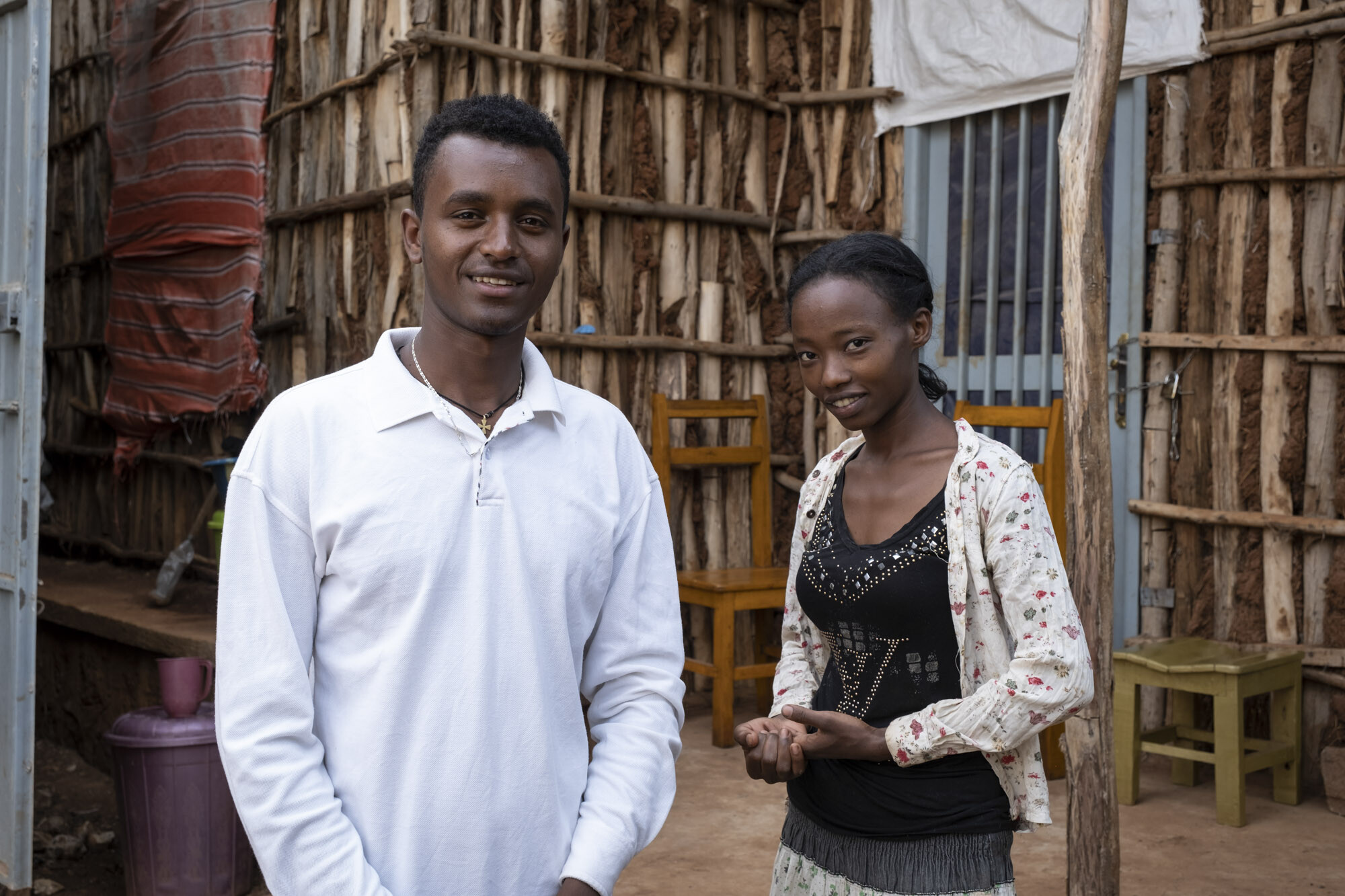Heiwan und Esudalul sind Mitglieder einer „Youth Group“ in Gangua, die gemeinsam Küken aufziehen und auf den Märkten der Gegend verkaufen.