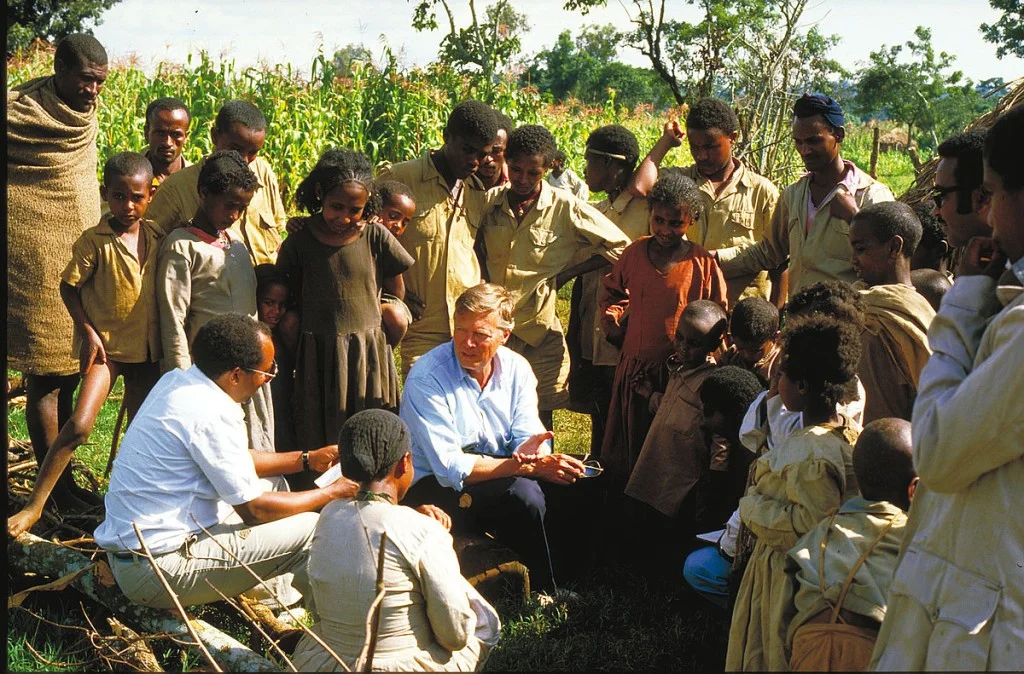 Umsiedlung in Illubabor, Äthiopien | Stiftung Menschen für Menschen Karlheinz Böhm erklärt versammelter Gruppe seinen Plan