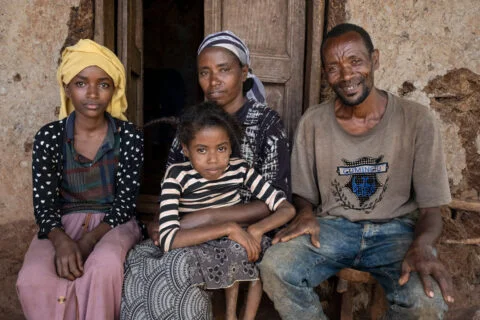 Bauernfamilie in Seka, Äthiopien | Stiftung Menschen für Menschen Die ganze Familie vor ihrer Hütte