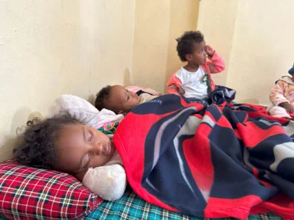 Mittagsschlaf in der Kinderkrippe von Menschen für Menschen in Addis Abeba Die Drillinge schlafen nebeneinander