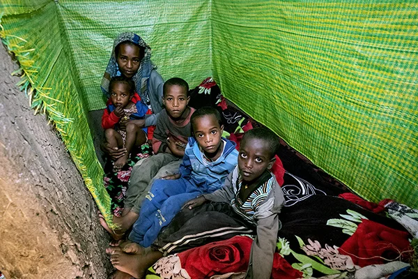 Mimi Goschimes Familie im Schlafzimmer der Slumwohnung