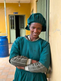 Auszubildende Jemila im Berufsbildungsprogramm von Menschen für Menschen in Addis Abeba Jemila in Hauswirtschaftsuniform
