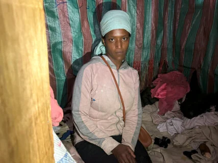 Auszubildende Jemila in ihrer Unterkunft in Addis Abeba Jemila sitzt in ihrem kleinen Zimmer in der Schlafstelle