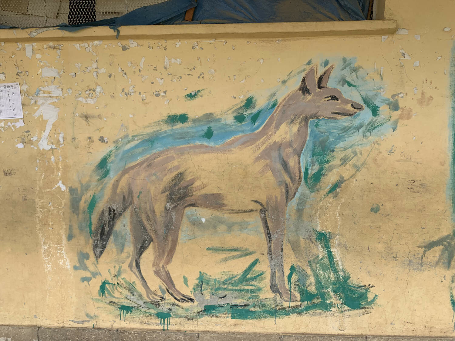 Wandmalerei an einem Schulgebäude.