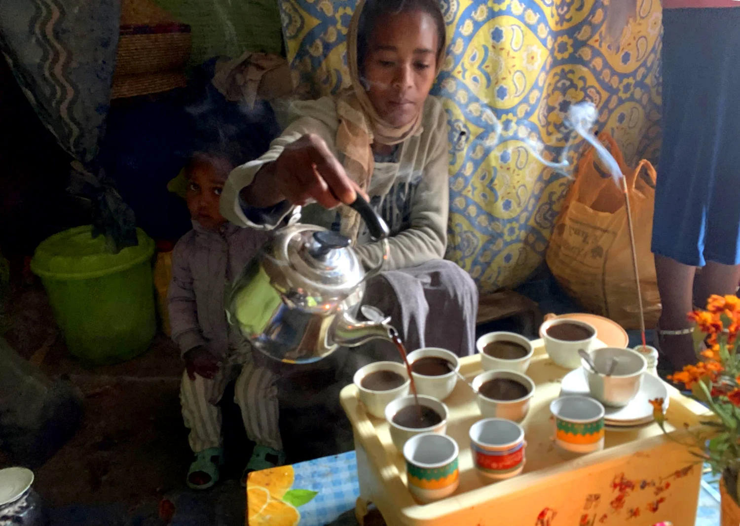 Traditionell wird der Kaffee aus kleinen Tassen getrunken.