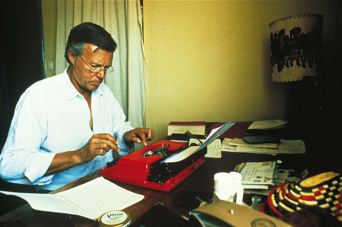 Karlheinz Böhm an der Schreibmaschine