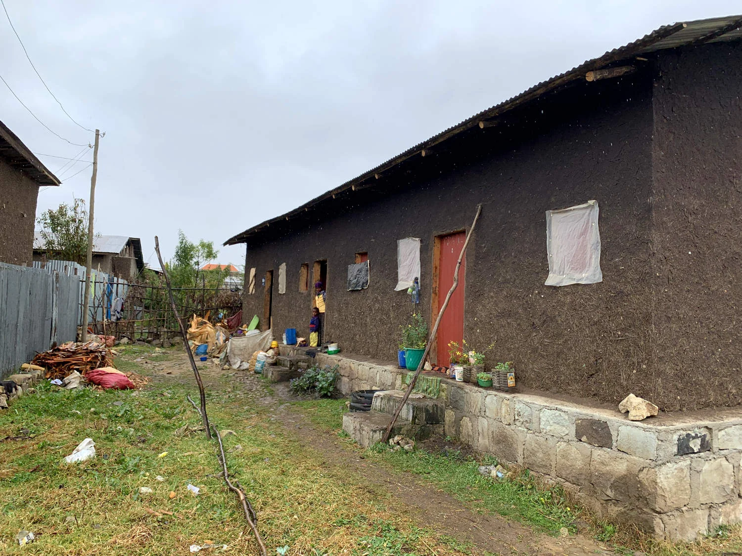 Sozialwohnungen in Debre Berhan | Stiftung Menschen für Menschen Sozialwohnungen von Menschen für Menschen im Novemberregen.