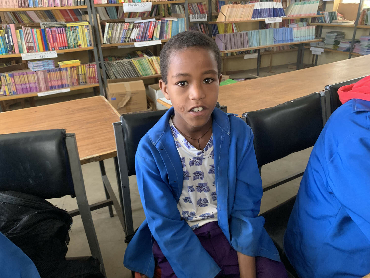 Abiy in der neuen Schuluniform. In Äthiopien sind Schuluniformen Pflicht.