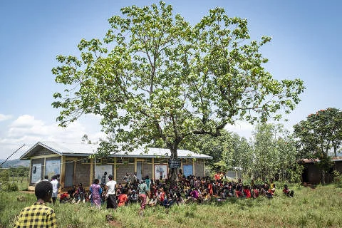 Zum Vortrag von Marta versammeln sich alle Klassen auf der Schulwiese. Versammlung für Aufklärungsarbeit von Marta