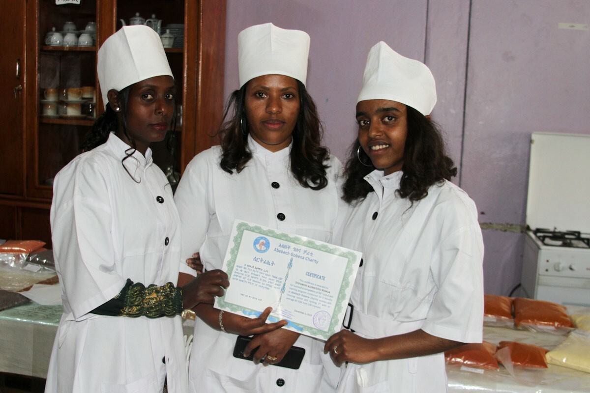 Frauen in Addis Abeba zeigen stolz ihr Zeugnis der Berufsausbildung.