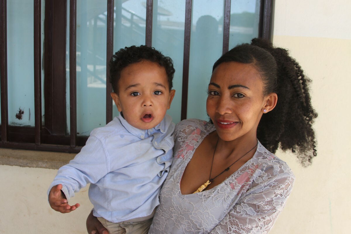 Bizuye Teshome mit ihrem Sohn freut sich über ihren Abschluss | Stiftung Menschen für Menschen