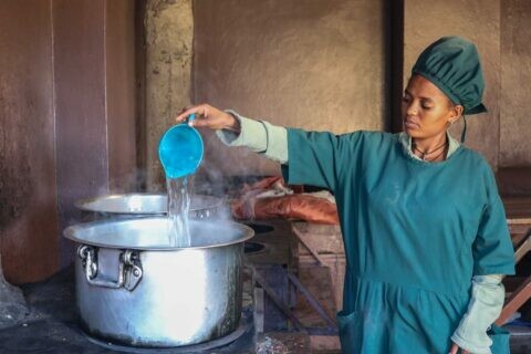 Tseganesh Mamo schüttet Wasser in einen Kochtopf