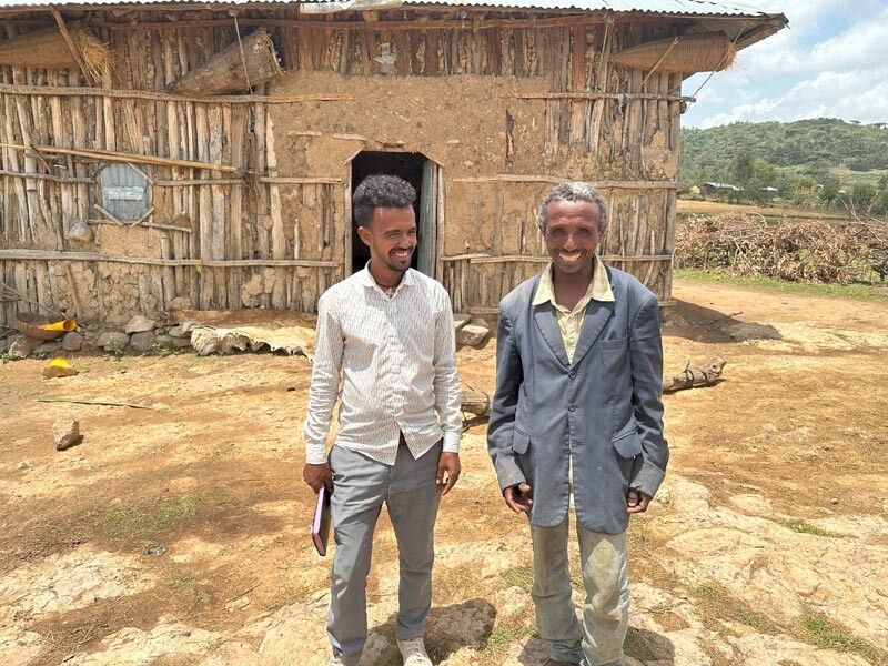 Endashaw Alemu - der "Agent of Chance" steht neben einem Bauern