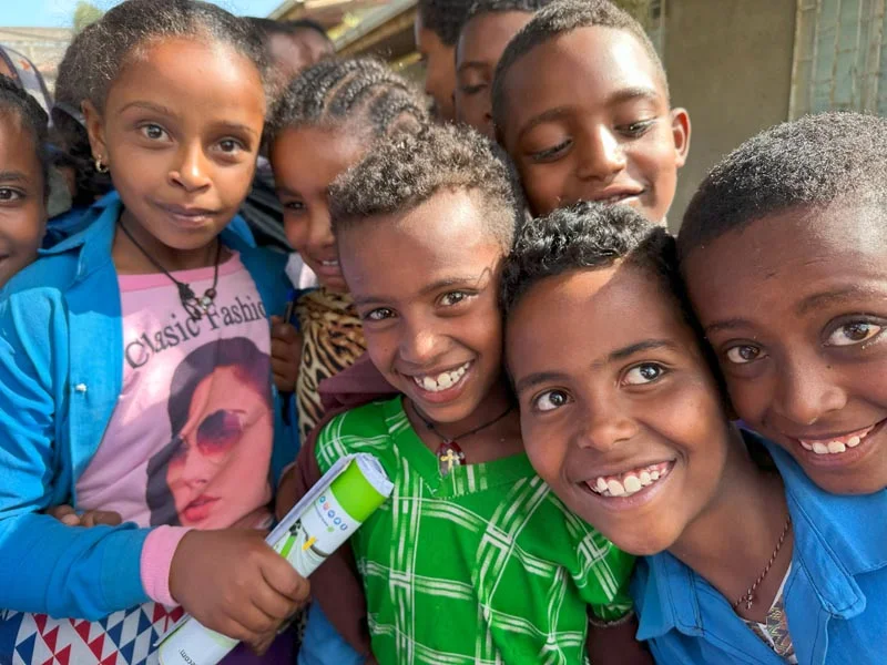 Mehrere Kinder schauen in die Kamera
