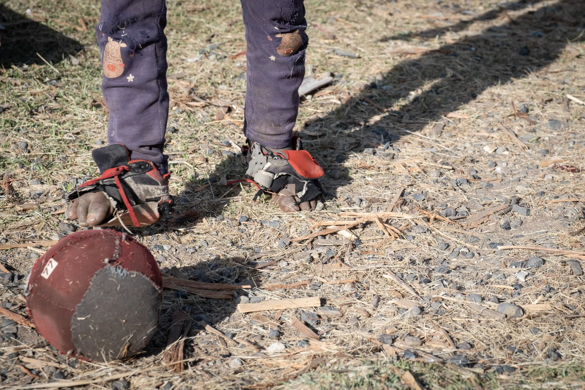 Immerhin haben sie einen Ball – selbstgenäht aus Lumpen
