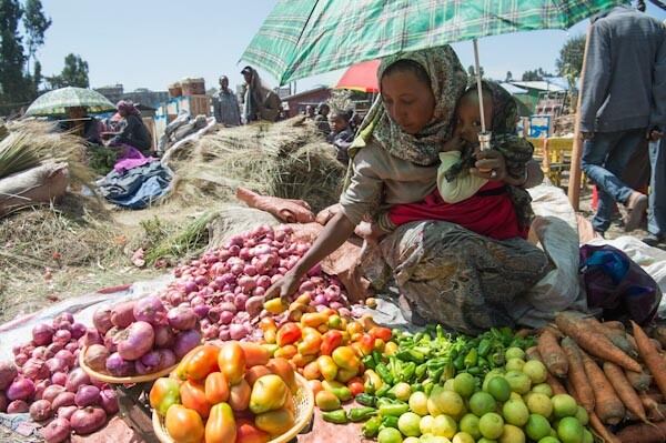 Gemüsehändlerin auf dem Markt in Debre Berhan