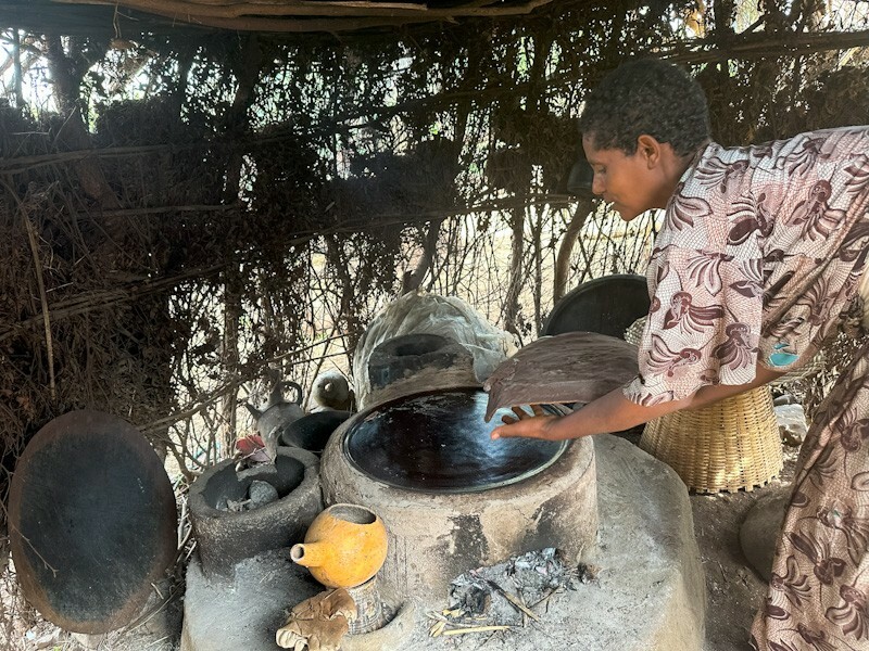 Bäuerin Wolela füttert ihre Schaffe mit ihrem Mann_IMG_7306_NM 1.24_Stiftung Menschen für Menschen