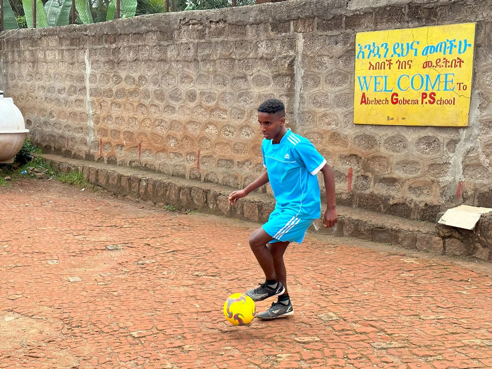 Haileyesus dribbelt den Fussball