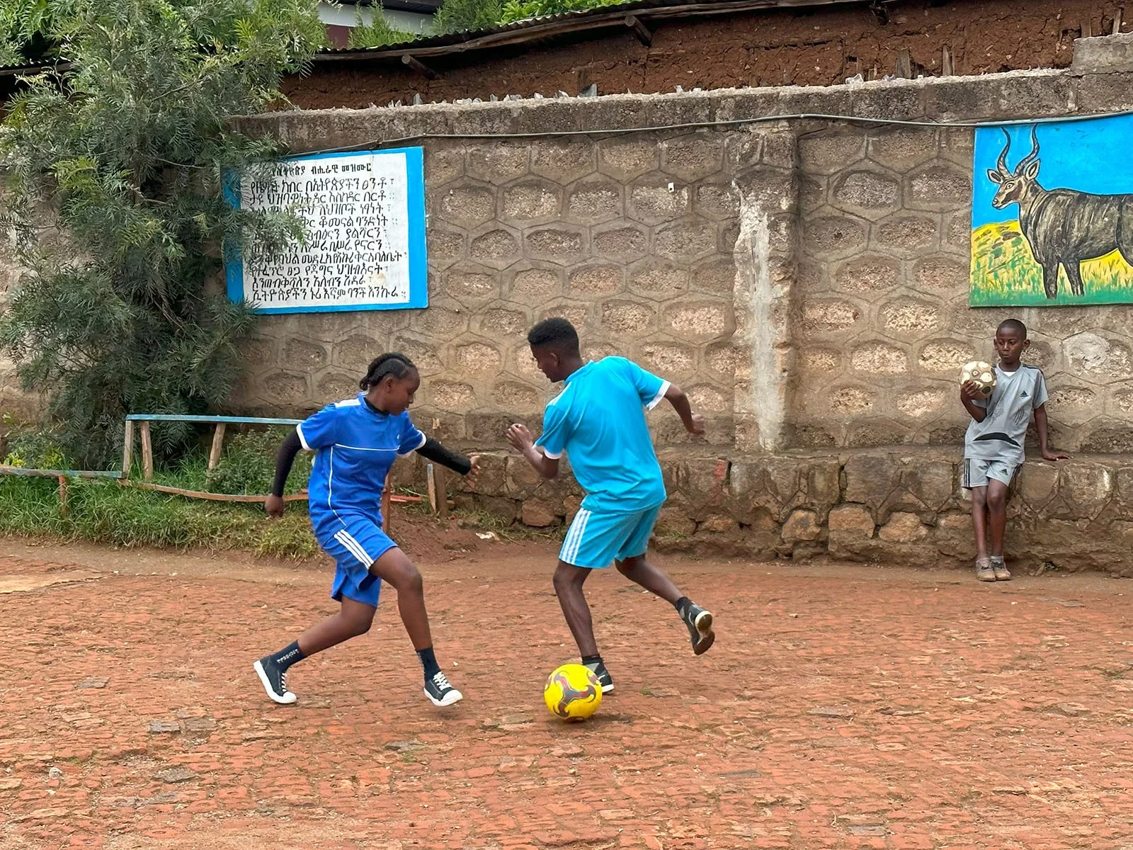 Berkume und Haileyesus spielen gegeneinander Fussball