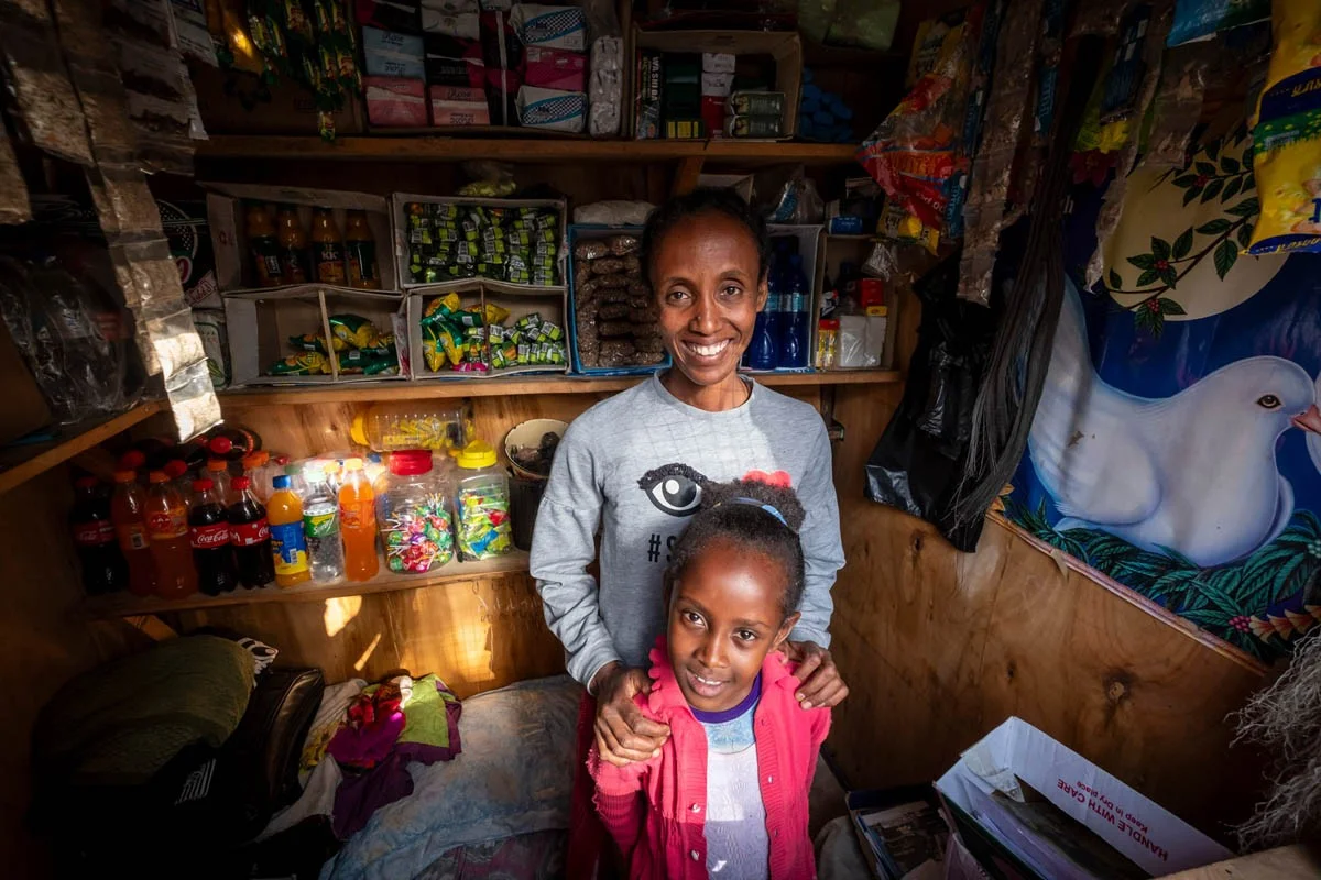 Kioskbesitzerin Yeshi mit Tochter im Laden | Stiftung Menschen für Menschen Kioskbesitzerin Yeshi mit Tochter im Laden