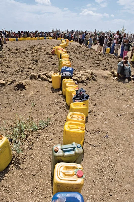 Wasserkanister stehen in einer Reihe