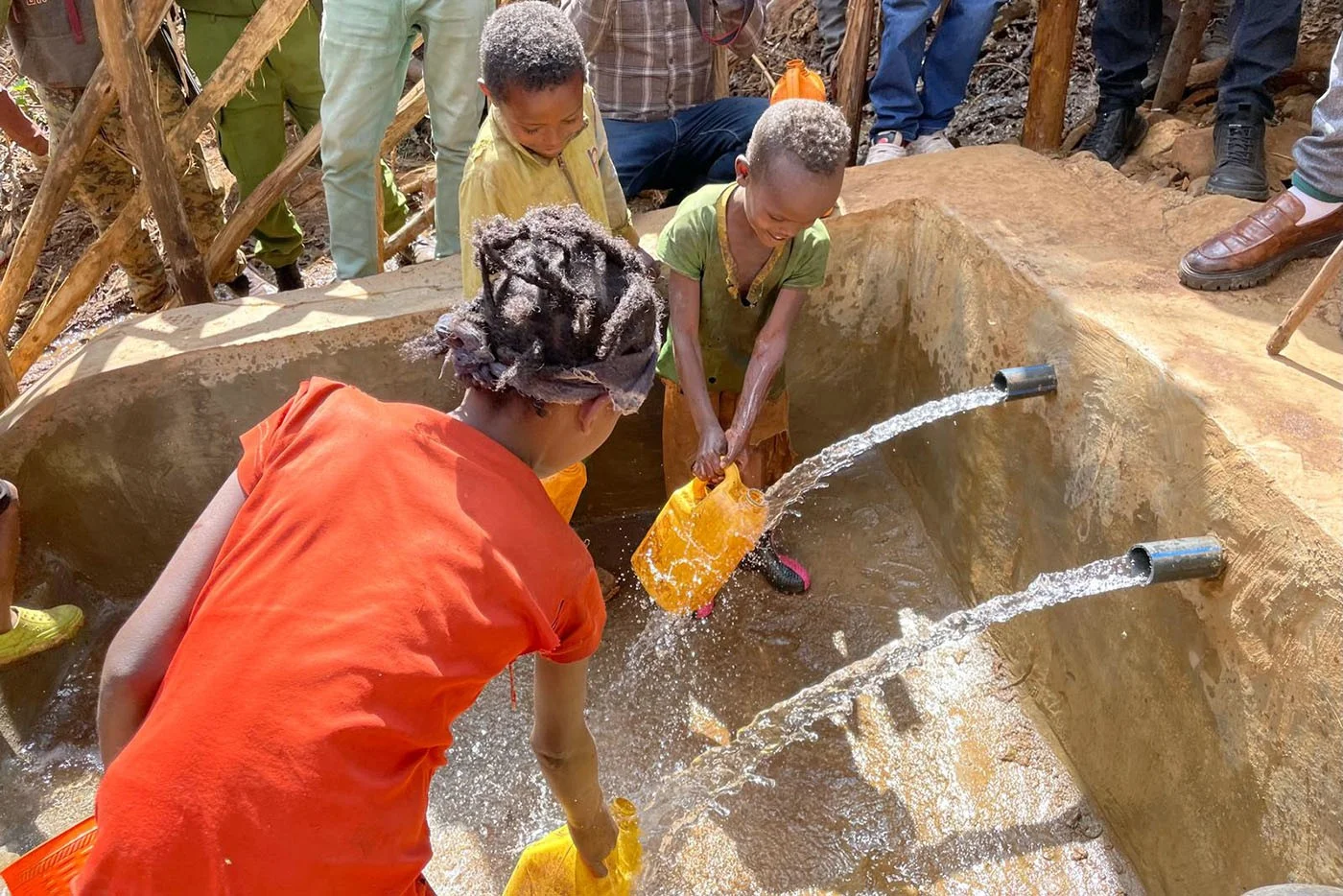 Wasserstelle in Hambela Wamena | Stiftung Menschen für Menschen Frau füllt Kanister an einer Wasserstelle