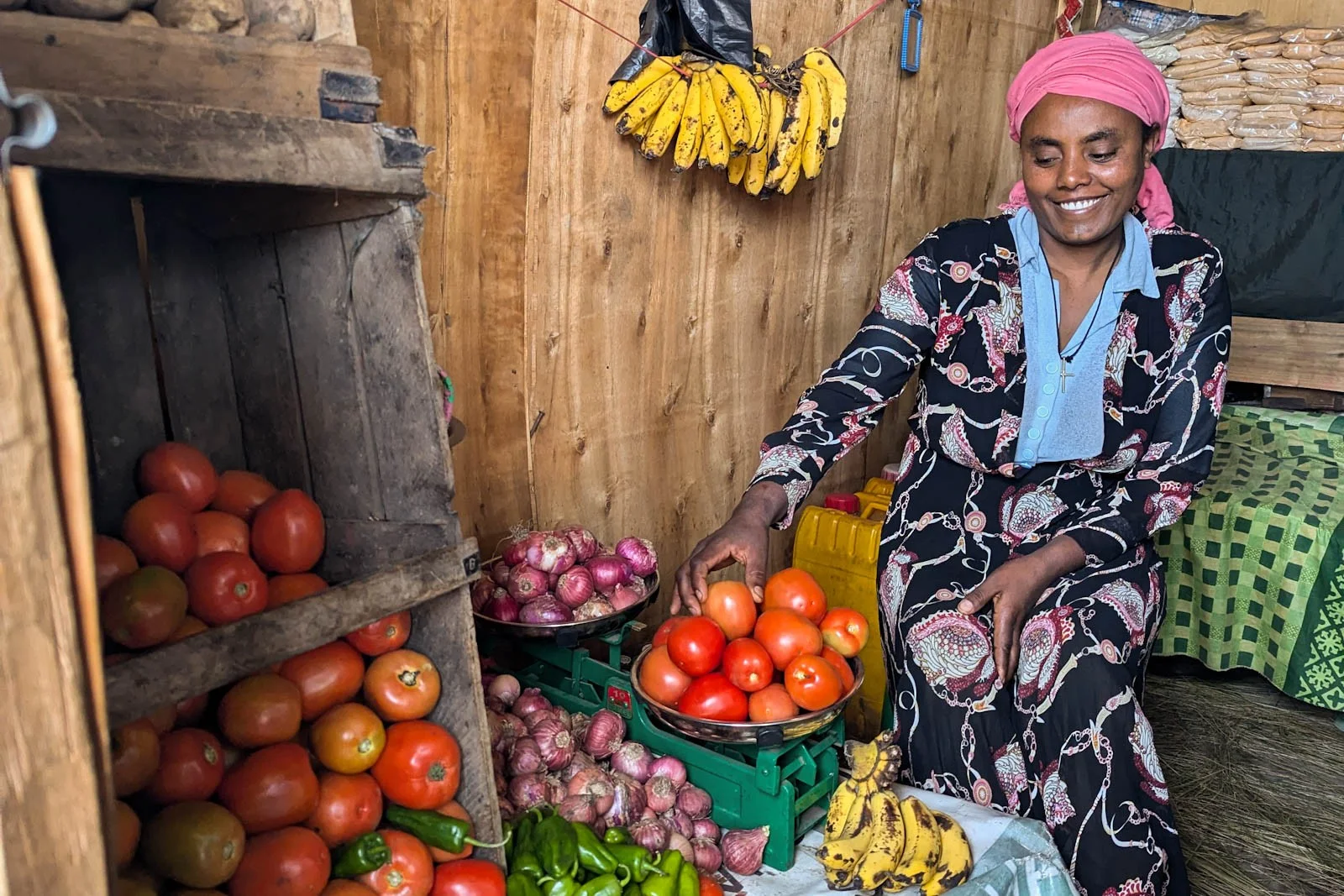 Gemüseverkäuferin in Debre Berhan | Stiftung Menschen für Menschen Gemüseverkäuferin wägt Tomaten