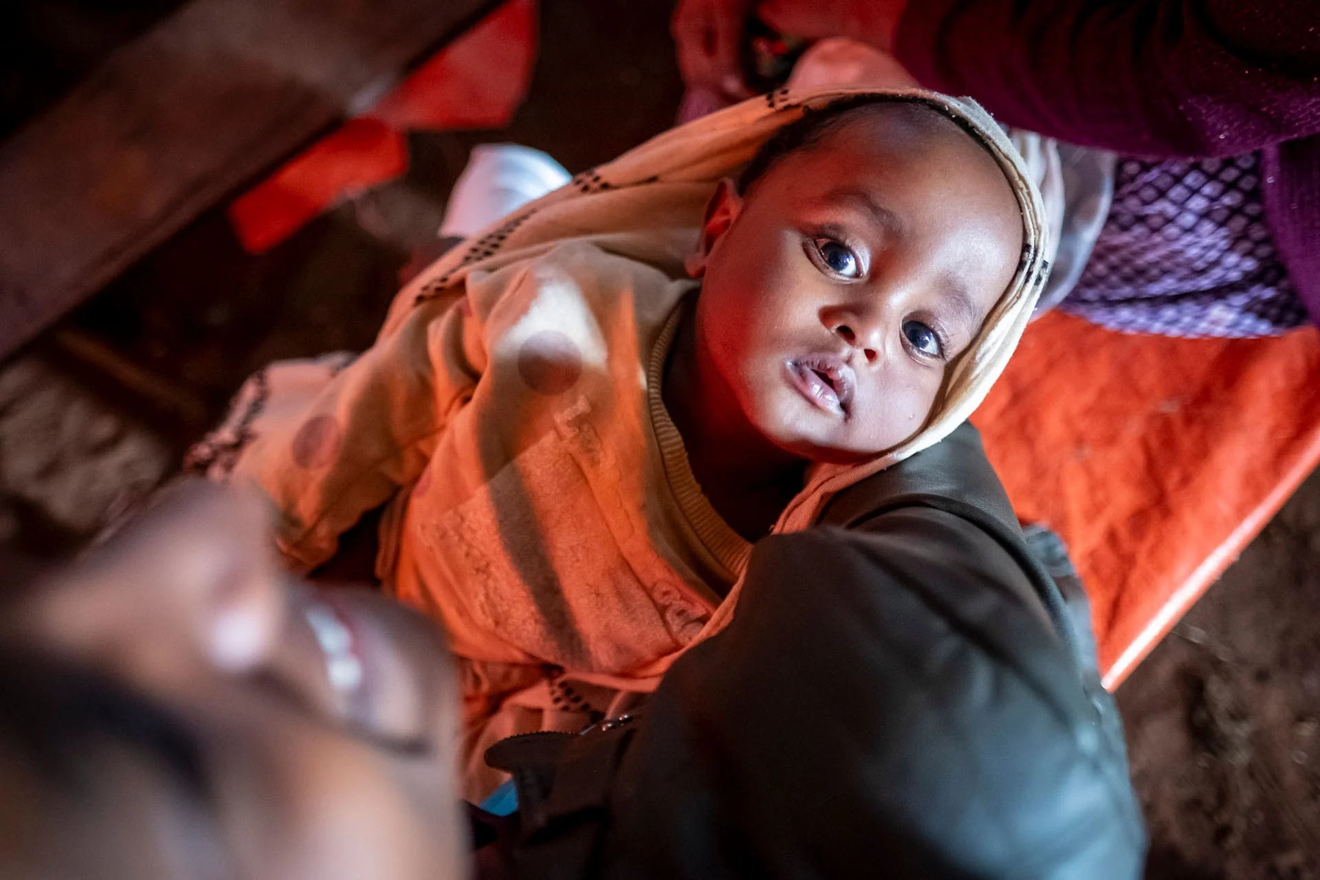 Baby im Arm | Stiftung Menschen für Menschen Baby im Arm eines glücklichen Mannes