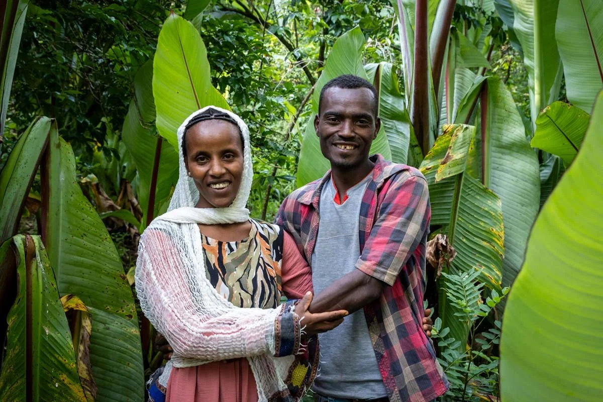 Shewaye mit ihrem Ehemann in Abaya, Äthiopien | Stiftung Menschen für Menschen Shewaye umarmt ihren Ehemann
