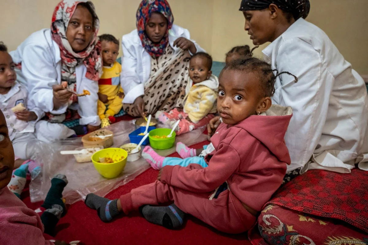 Kinder mit Betreuerinnen in der Kinderkrippe in Addis Abeba