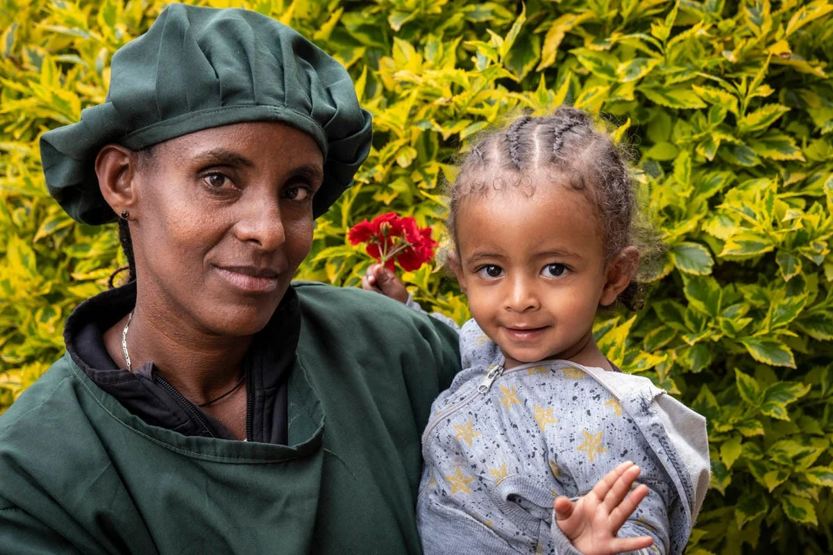 Mutter in Arbeitsuniform mit ihrer Tochter