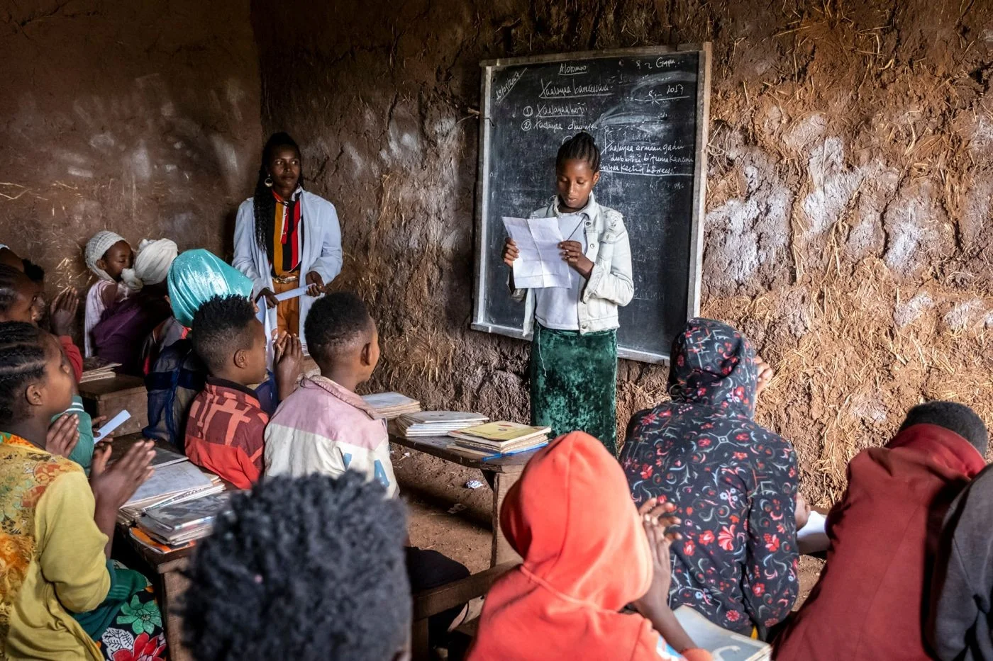 Klassenzimmer mit Kinder im Unterricht in Hambela Wamena
