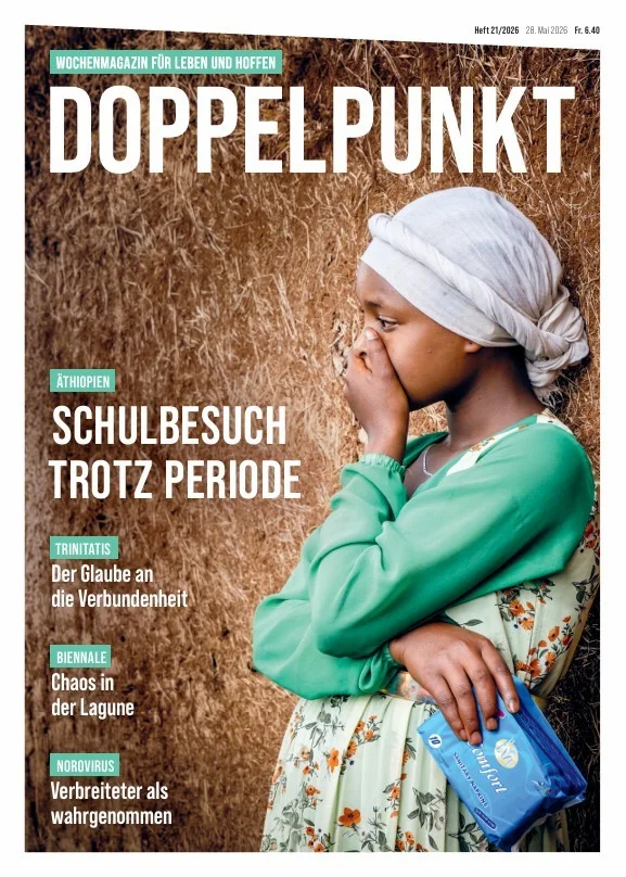 Coverbild Doppelpunkt: Mädchen hält Hand vor das Maul