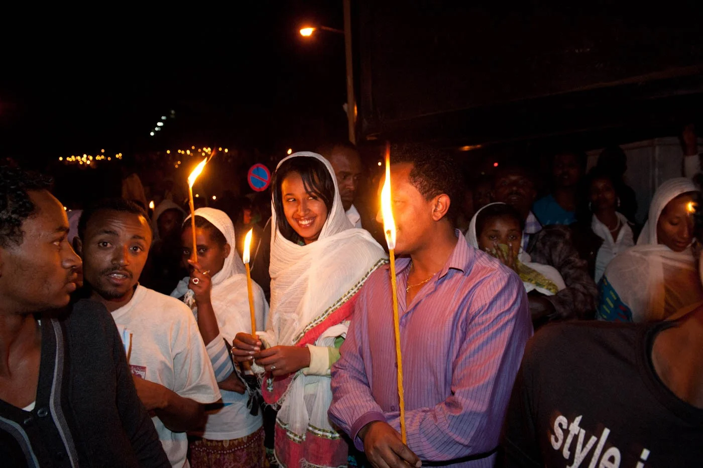 Bienenwachskerzen erhellen die Nacht während dem Meskelfest in Addis Abeba