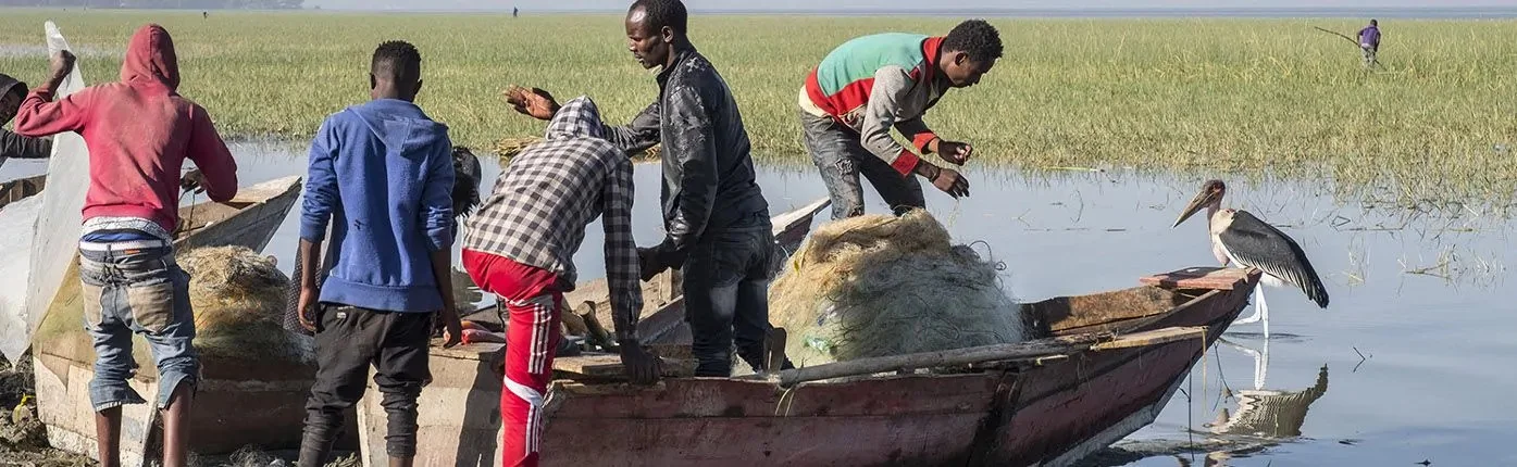 Männer steigen ins Boot