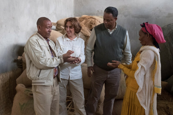 Josefine Kamm mit Kaffeebauern in Äthiopien Stiftung Menschen für Menschen