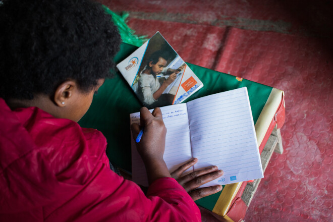 Kind beim Tagebuch schreiben in der Corona-Krise - Stiftung Menschen für Menschen